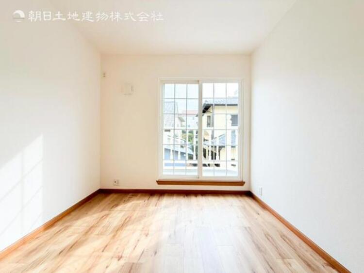 内装 穏やかな寛ぎあじわえるお部屋では有意義な時間がつくれます！大きな窓からと陽光が注がれる明るい空間！光もアクセントの一つとして。一人時間も充実したものにできるプライベートルームは日々を豊かにします！！ 