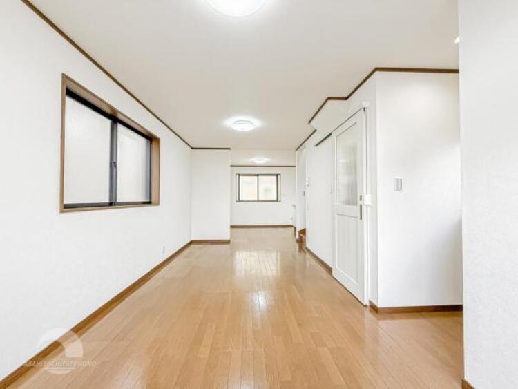 居間 家族の会話や笑顔が行き交うリビングで、子供を走り回らせたい。ダイニングテーブルでゆったり食事を堪能。光と風が溢れる開放的なリビングダイニングには、くつろぎの空間を生み自然と家族みんなが集まってきます 