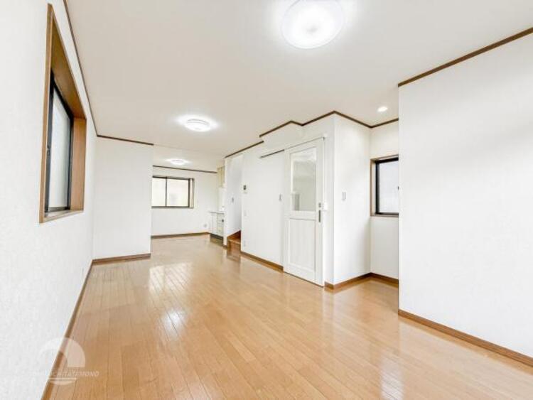 居間 お天気が晴れの日は照明をつけなくても充分明るいリビングです！どこか落ち着きのある広々とした内装です！皆で過ごす空間が、目に浮かんでくる様な優しいリビングダイニングです！くつろいだり楽しい時間を是非！ 