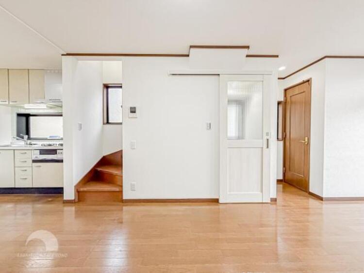 居間 リビングにあふれる採光と心地よい風のつどう調和された空間！！生活を彩る充実した日々が過ごせそうです。家族の滞在期間が長くなることを予測して、設計士が思いと工夫をこらした自慢のリビングダイニング！！！ 