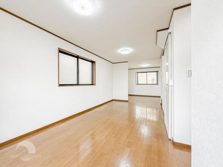 居間 開放感とプライベート感が見事に両立されたリビングダイニング！通常では相反するファクターがともにそろうと極上のくつろぎ空間が生まれます。だれにも譲りたくない至福の空間で過ごす日々は生活をより豊かにします 