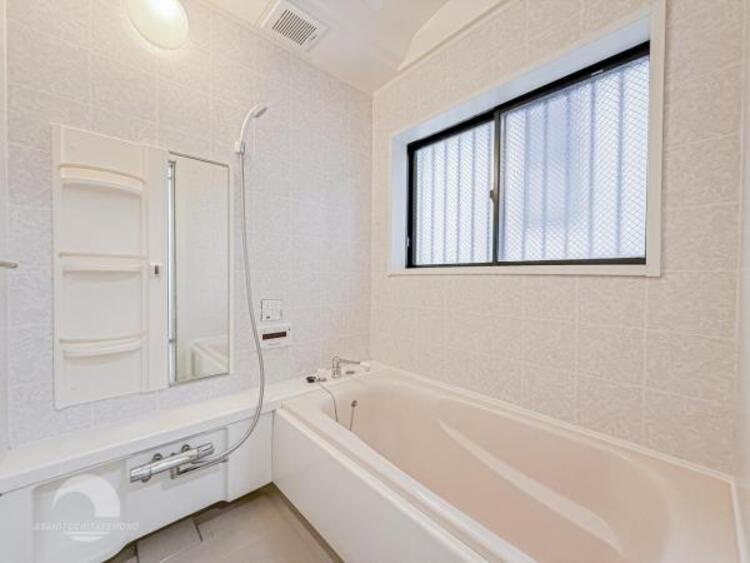 風呂 【浴室】ゆったりと寛げる広々バスで足を伸ばしてリラックス。　最新のユニットバスは設備も充実です。 