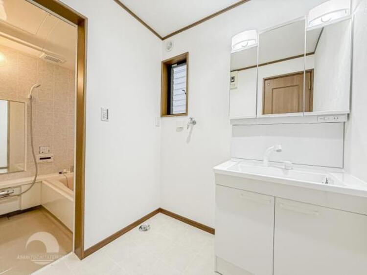 洗面 【洗面・脱衣所】３面鏡、シャワーヘッド、収納など充実の設備。動きやすい広さがあり使い勝手が良好です。 