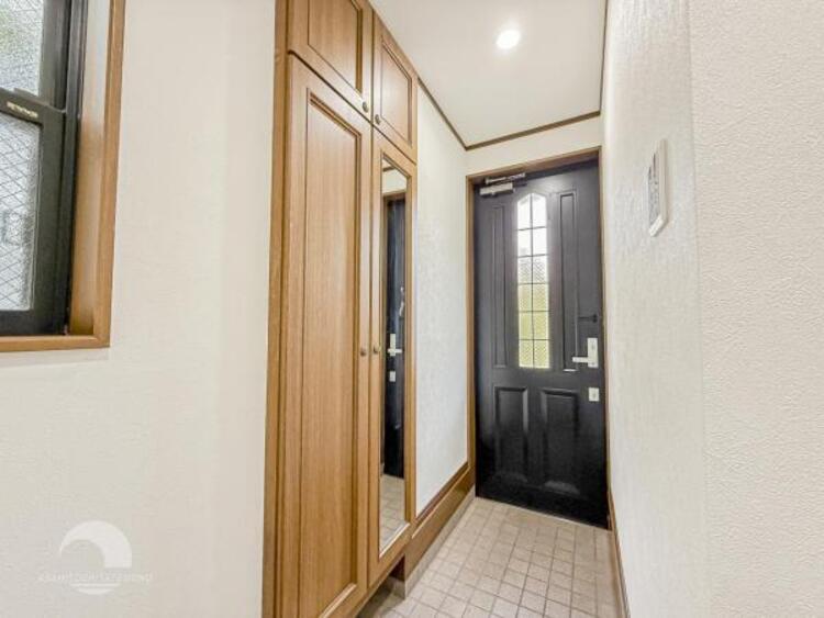 収納 適材適所に設けた収納は、奥行きもあり多くの物の収納が可能です。扉を閉めるとパッと隠すことができるので、いつでも室内が整理整頓でき気持ちのいい空間として使えます! 