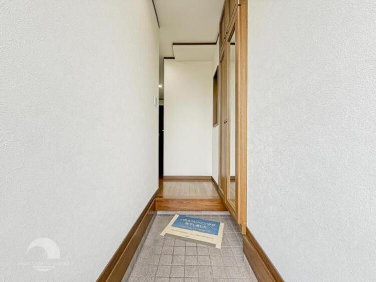 その他 【玄関】明るく広い玄関には収納力に優れたシューズボックス。　靴をスッキリと整頓することができます。 