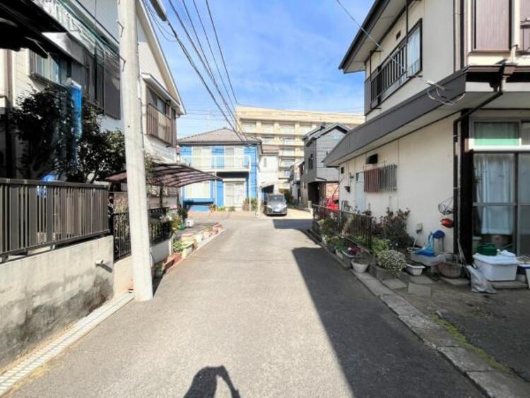 外観 おうちの前面道路は交通量の少ない生活道路で駐車もらくらく。車庫入れ苦手なママや小さなお子様も安心です