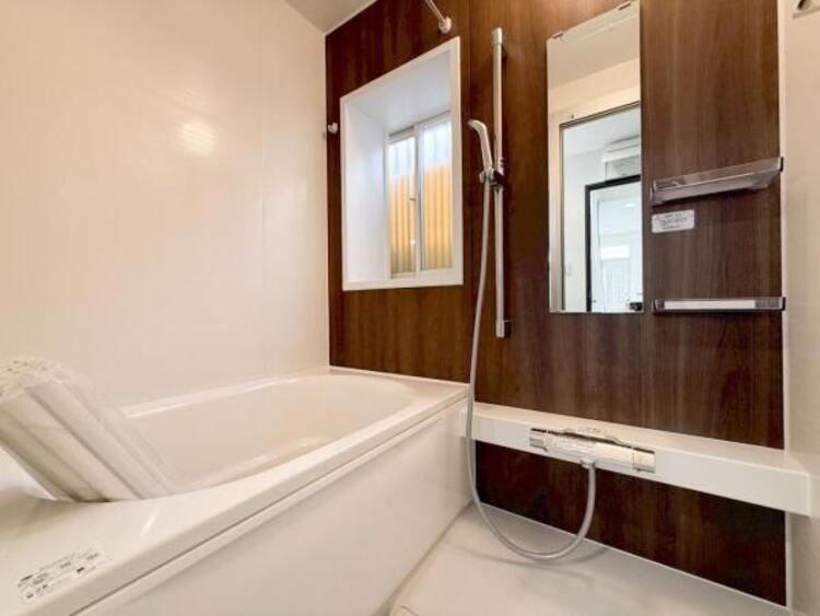 風呂 ゆったりと寛げる広々バスで足を伸ばしてリラックス。　最新のユニットバスは設備も充実です。 