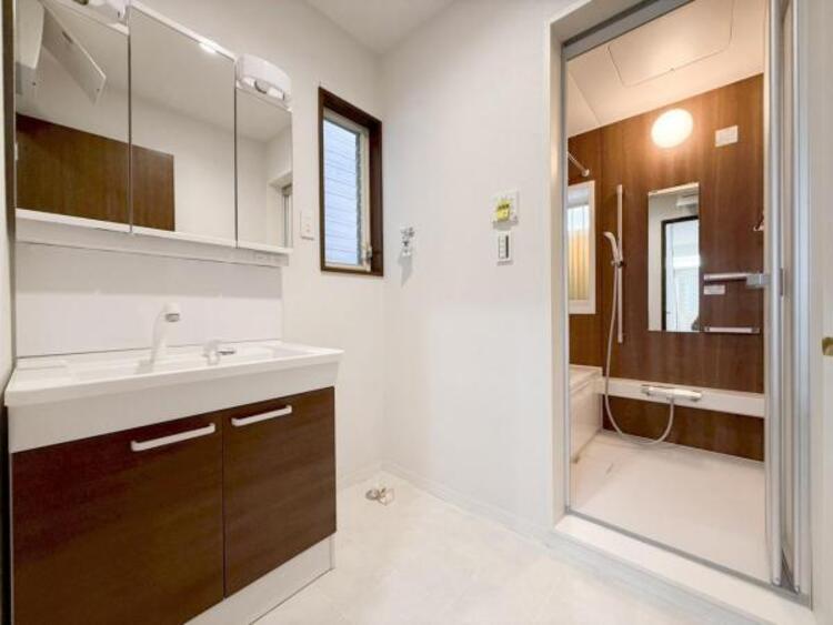 洗面 使用頻度の高い場所だからこそ便利な空間に。多人数での使用も考えた便利な空間です 