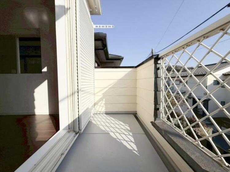 バルコニー 太陽の光と爽やかな風を受けられるバルコニーです。太陽の匂いを感じられそうです！ 