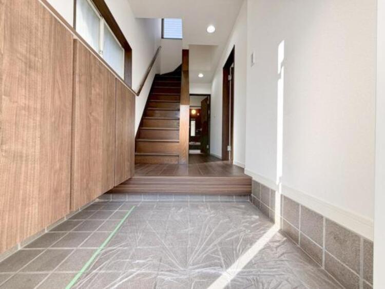 その他 明るく広い玄関には収納力に優れたシューズボックス。　靴をスッキリと整頓することができます。 