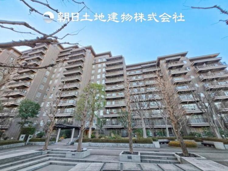 外観 家族の色を映し出す洗練された邸宅は、ずっと輝き続けながらいつしか街の風景に溶け込んでいきます。