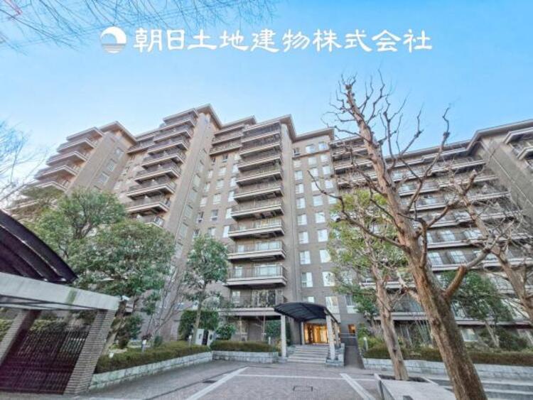 外観 デザインされた空間と競い合うかのような充実した建物となっております。