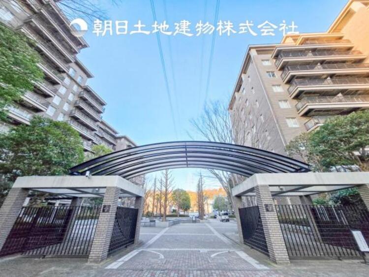 エントランス 家族や友人との時間など、１番多くの時間を過ごす空間だからこそ落ち着いた空間になります。