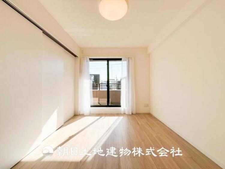 内装 【居室】人間の感性を育むプライベートルームはシンプルが１番だと思います。好みの空間で本を読んだり、音楽を聞いたりと、大切な一人の時間も充実したものにできます。