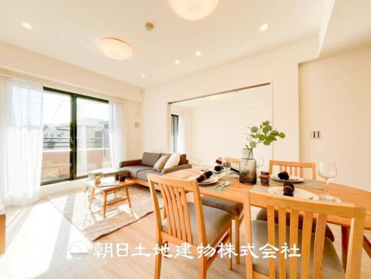 居間 【ダイニング】温かい色合いのフローリングと清々しい爽やかなクロスが明るい空間を創り出しているダイニングキッチン。ゆっくりと過ごす空間に相応しく、ここで楽しむ時間が家族や友人との絆をより深めてくれそうです。