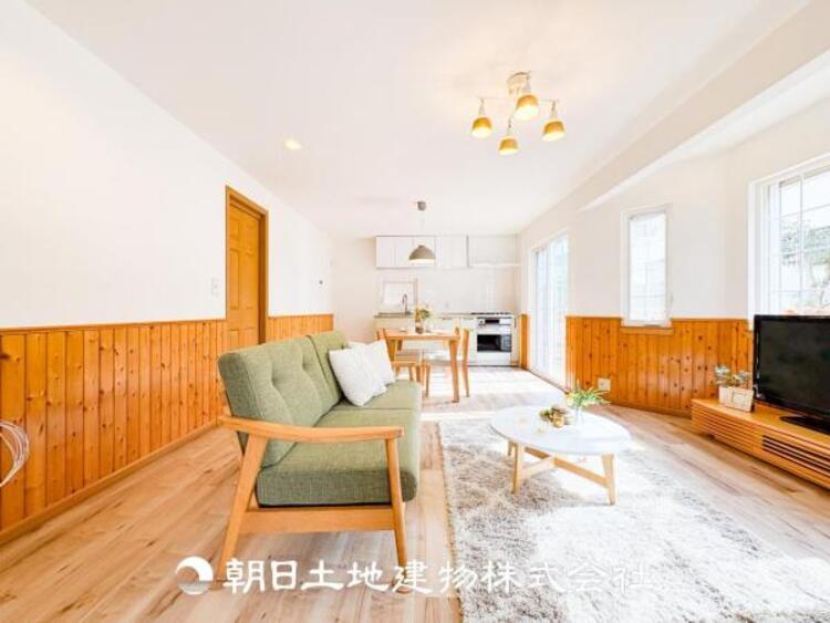 居間 家族や友人との時間など、１番多くの時間を過ごす空間だからこそ落ち着いた空間になります。