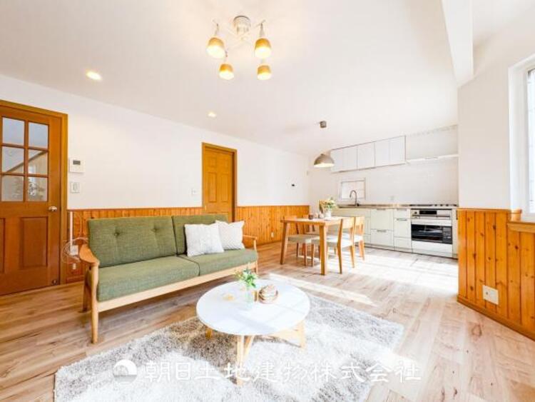 居間 大切なご家族、招いた友人と過ごすひと時を溢れる光が優しく包み込む空間。