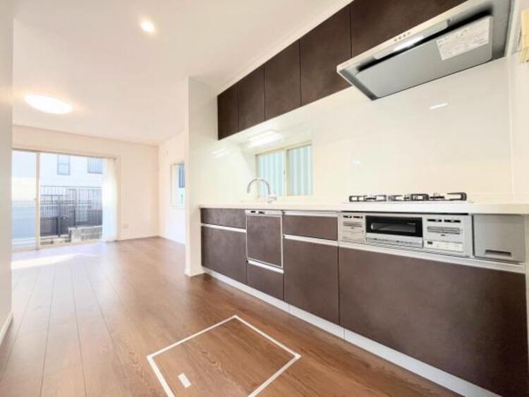 キッチン ●〇新しいキッチンは気分も上がり、家事も楽しくできそう。お手伝いをしてくれるお子様と並んで立てるキッチンは、ご家族のコミュニケーションを育む場として活躍します。収納力が高い事も大事なポイントです〇●