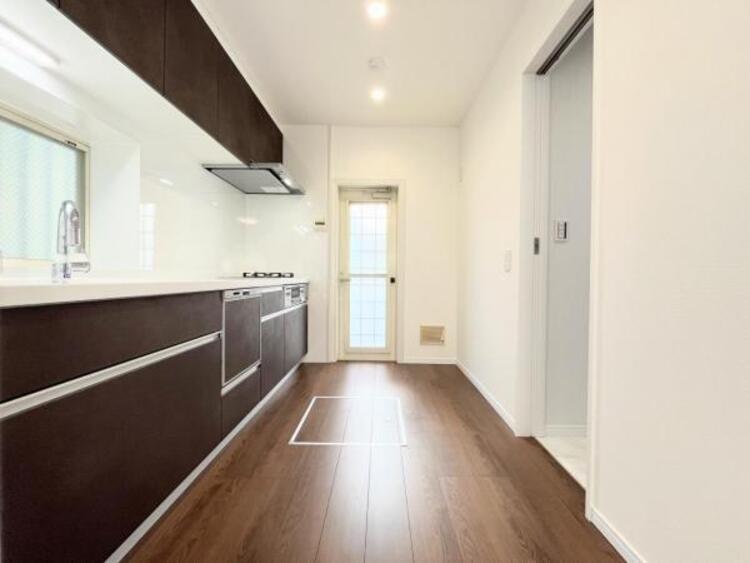 キッチン ●〇家族で並んでクッキング。皆でわいわい楽しく作るお料理は愛情たっぷりのごちそうに。キッチンで過ごす家族時間は大人になっても心に残る素敵なオンリーワンの思い出に。食後の片付けも苦にならない空間です〇●