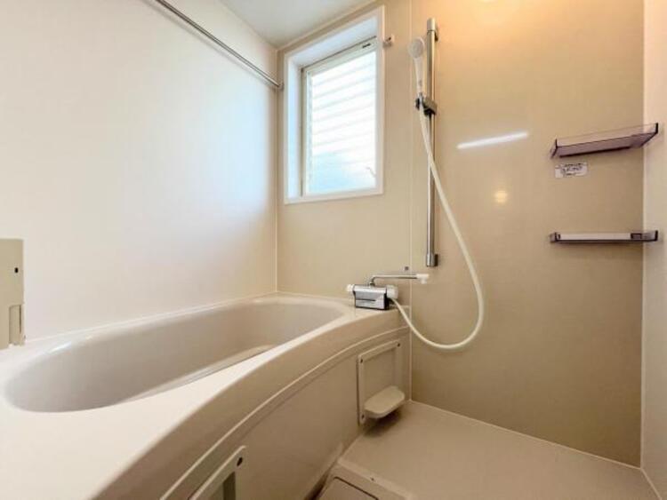 風呂 ●〇ユニットバスはゆったりとくつろげる1坪タイプ。足までしっかりと伸ばせる浴槽は心身ともにしっかりと疲れを癒してくれます。お子様と一緒の入浴でも充分な広さです。バスルームは疲れを癒すくつろぎの場所〇●