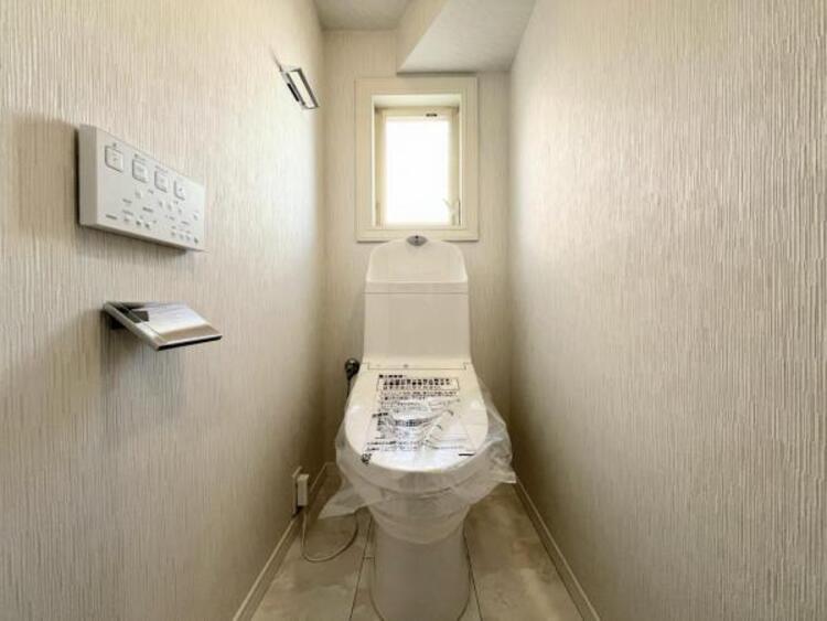 トイレ ●〇ゆとりをもった広さ、白ベースに清潔感ある空間です。もちろんウォシュレットも完備しております。小物を収納するスペースがあるのも良いですね。毎日頻繁に利用する大切な空間だからこそ、こだわりたいです〇●