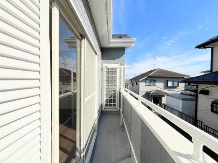 バルコニー ●〇【バルコニー】太陽の光と爽やかな風でお洗濯物は気持ちいいです。●〇