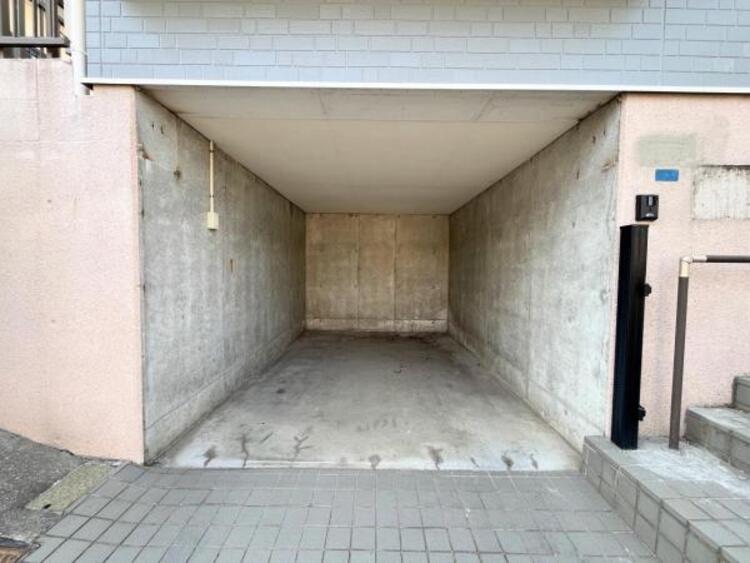 駐車場 ●〇【外観】車好きのパパも嬉しいビルトインガレージのある住宅です。自転車置きや物置スペースと重宝します！●〇