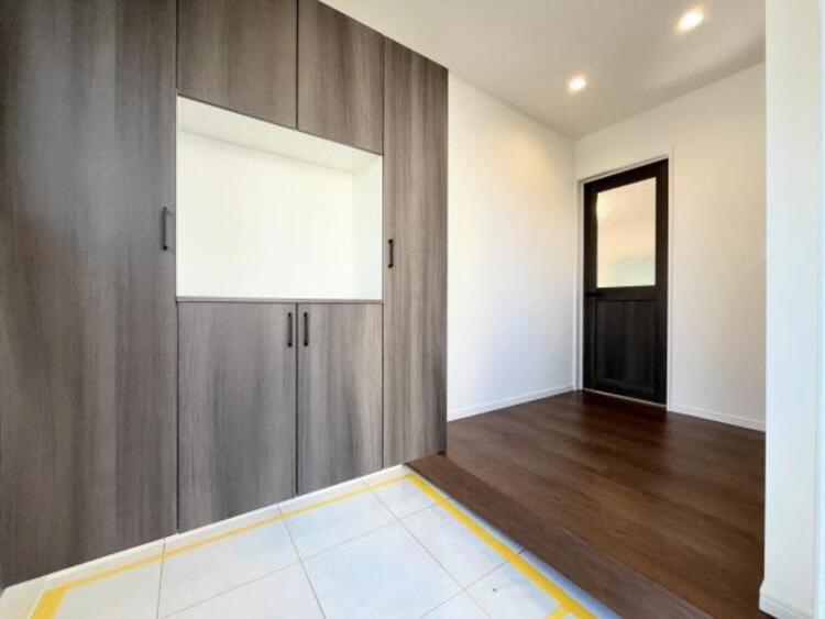 その他 ●〇お客様を迎える玄関は落ち着いた雰囲気。帰る度に洗練されたテイストの空間に迎えられ誇りと喜びを感じる玄関まわりです。そんな安らぎに満ちた生活空間を予感させる生活イメージが湧き出てきそうな物件です〇●