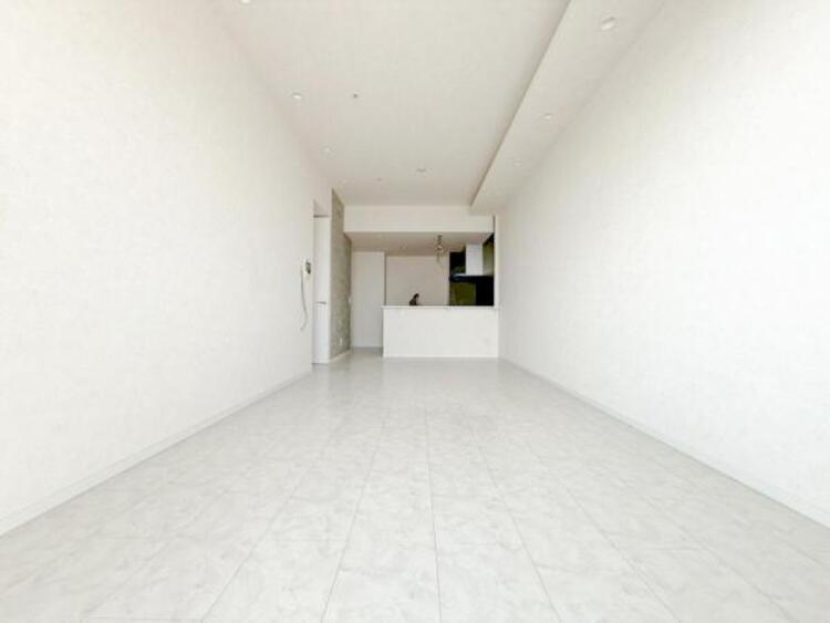 居間 リビングにあふれる採光と心地よい風のつどう調和された空間！！生活を彩る充実した日々が過ごせそうです。家族の滞在期間が長くなることを予測して、設計士が思いと工夫をこらした自慢のリビングダイニング！！！ 