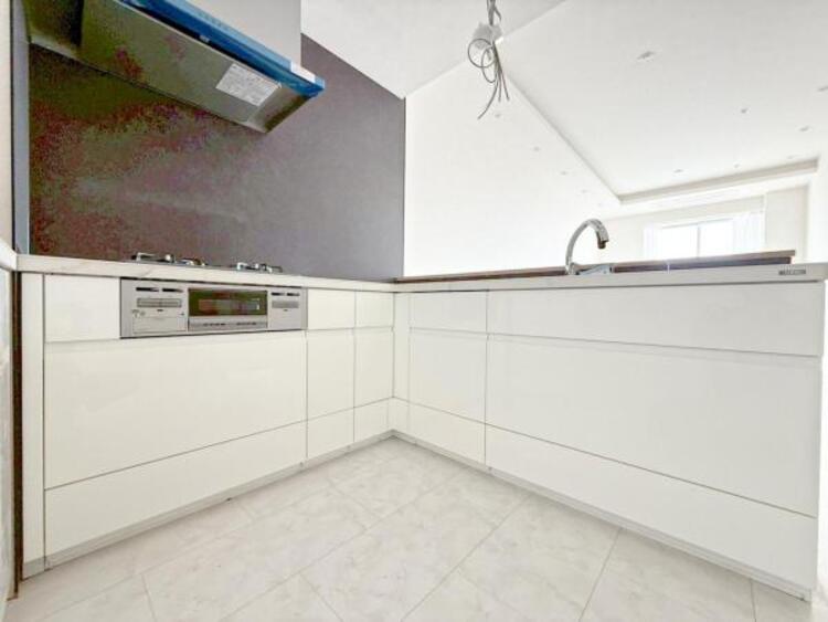 キッチン 【キッチン】リビングダイニングが見渡せるカウンターキッチン！　お子様に目を配れるのもうれしいです。 