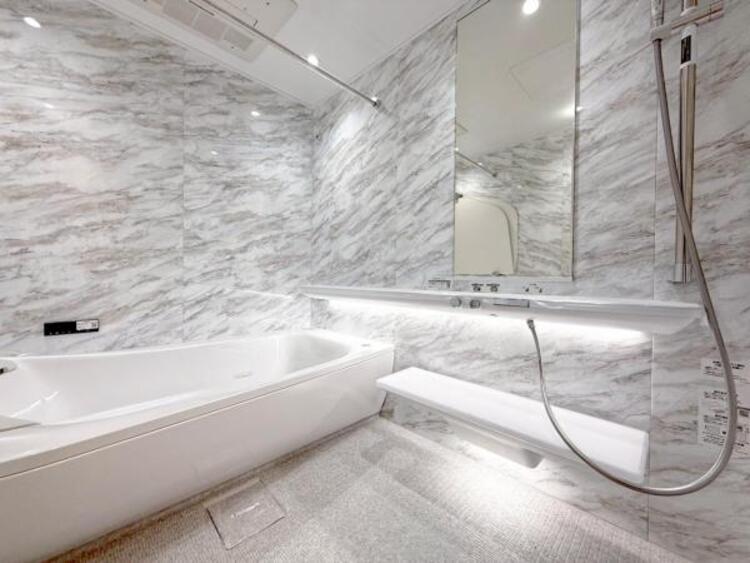 風呂 【浴室】ゆったりと寛げる広々バスで足を伸ばしてリラックス。　最新のユニットバスは設備も充実です。 