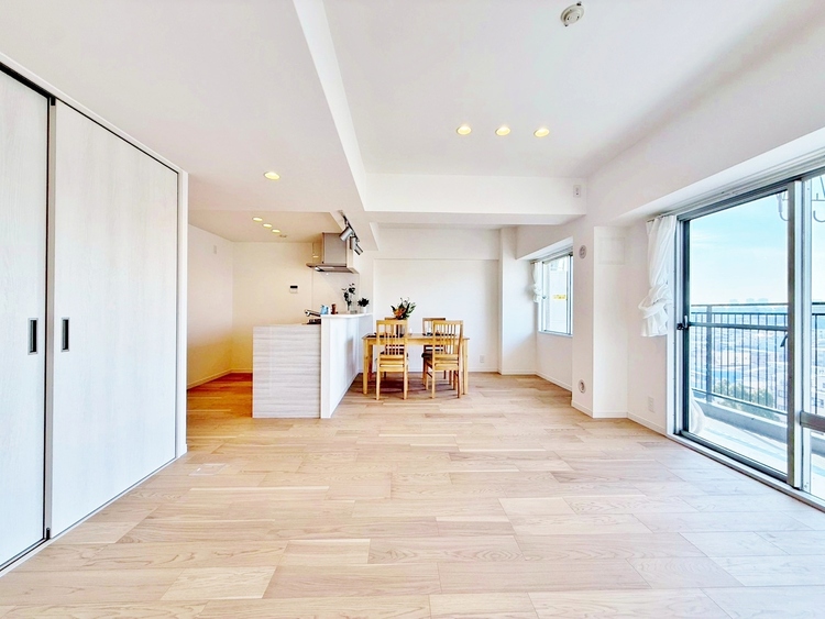 居間 忙しく過ぎゆく日常を置き去るほど、ゆったりした時間が流れるリビング。