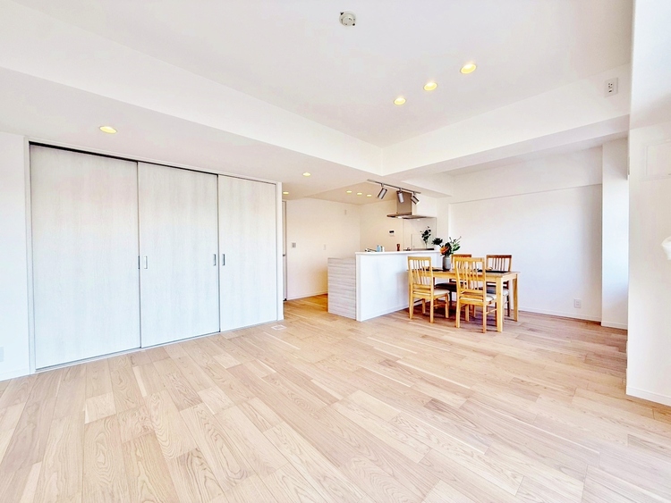 居間 快適に過ごす毎日を求めて、暮らしの中でご自身の「マイホーム」に創り上げてください。