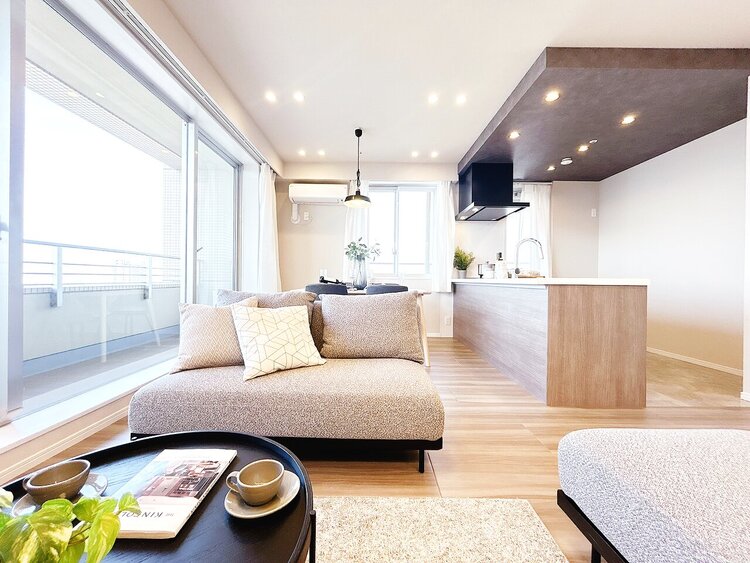 居間 忙しく過ぎゆく日常を置き去るほど、ゆったりした時間が流れるリビング。