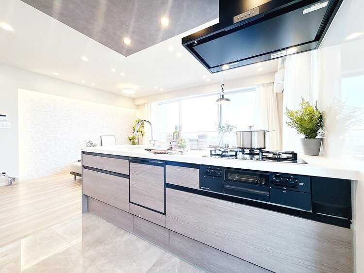 キッチン スマートな意匠と充実の機能を備えたキッチンが、暮らしにおいしい彩りを添えます。