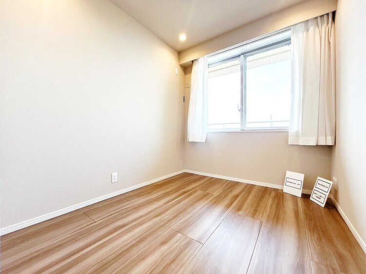 寝室 ベッドも十分に設置するスペースがあります。