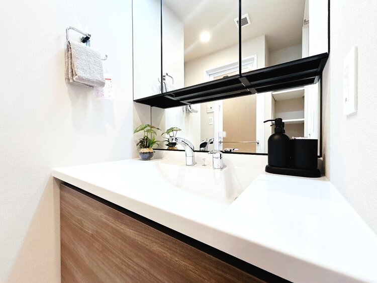 洗面 何かと物が増える場所だからこそ、スッキリと見映えの良い空間に。