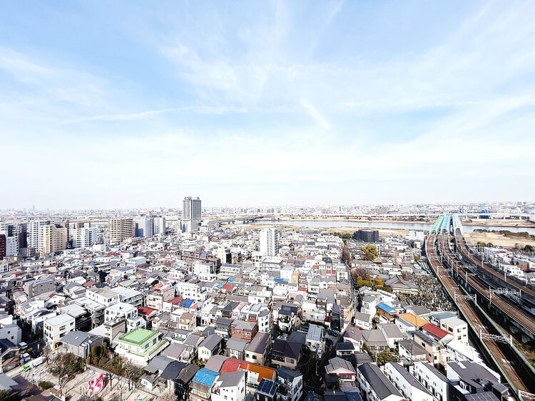 バルコニー 窓を開けると広がる青空。心をリフレッシュして日々を過ごしていきましょう。