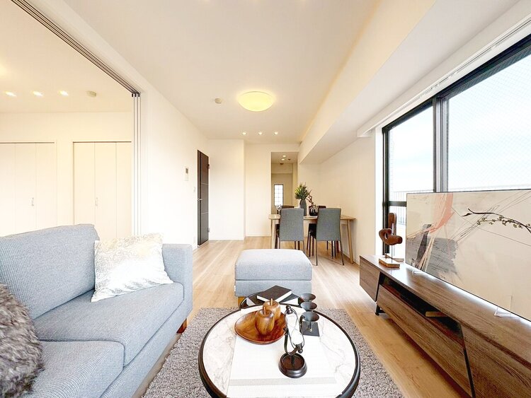 居間 忙しく過ぎゆく日常を置き去るほど、ゆったりした時間が流れるリビング。