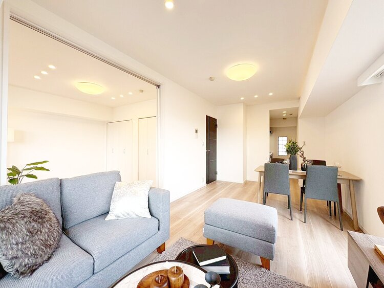 居間 飾り過ぎないシンプルな内装と偏り過ぎないデザインで統一しました。