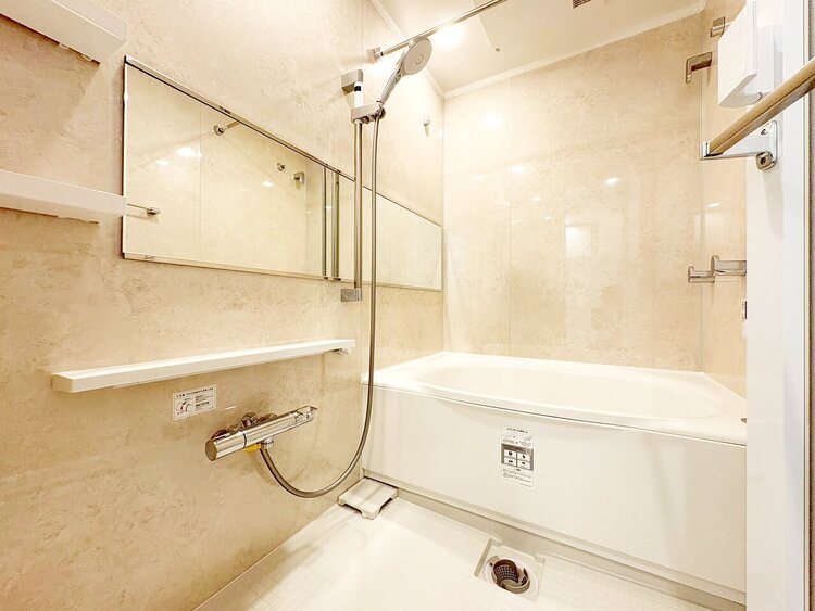 風呂 一日の疲れを癒すバスルームは、心地よいリラックスを叶える清潔感溢れる空間です。