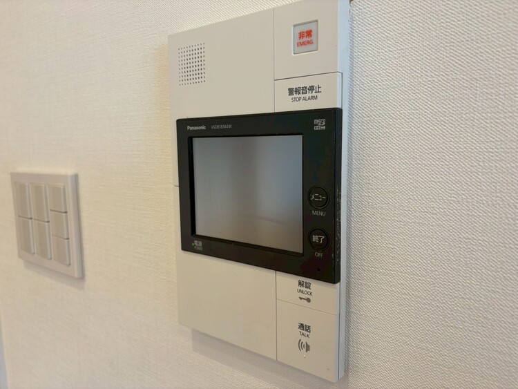 設備 来訪者と通話ができ、モニターで姿が確かめられるインターホンを採用。暮らしの安心感を一層高めます。