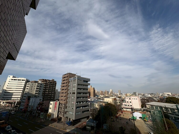バルコニー 窓を開けると広がる青空。心をリフレッシュして日々を過ごしていきましょう。
