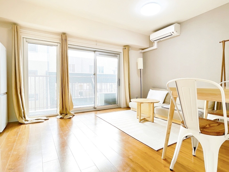 居間 忙しく過ぎゆく日常を置き去るほど、ゆったりした時間が流れるリビング。