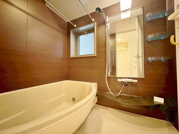 風呂 一日の疲れを癒すバスルームは、心地よいリラックスを叶える清潔感溢れる空間です。