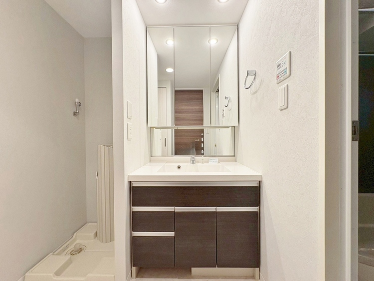 洗面 何かと物が増える場所だからこそ、スッキリと見映えの良い空間に。