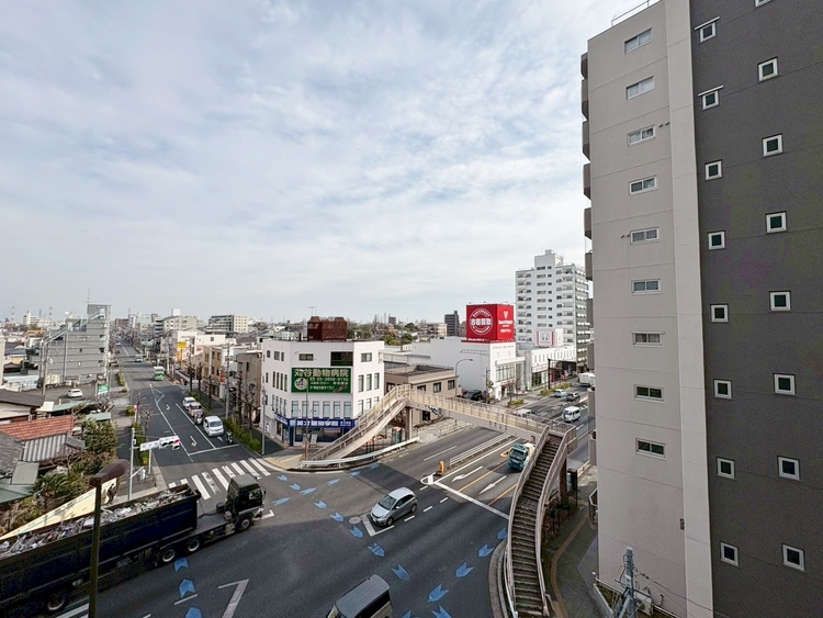 バルコニー 窓を開けると広がる青空。心をリフレッシュして日々を過ごしていきましょう。