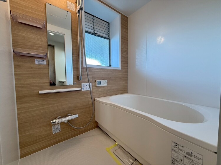 風呂 一日の疲れを癒すバスルームは、心地よいリラックスを叶える清潔感溢れる空間です。