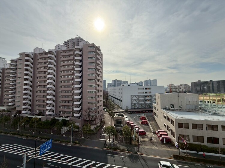 バルコニー 窓を開けると広がる青空。心をリフレッシュして日々を過ごしていきましょう。