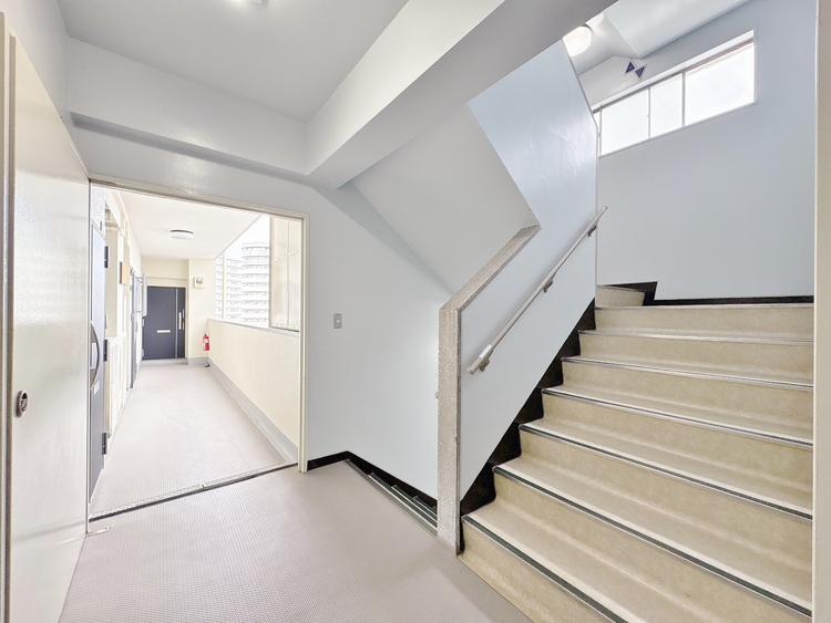 その他 落ち着いた雰囲気の階段。手すりも常設しているので、ゆったりお使いになれます。